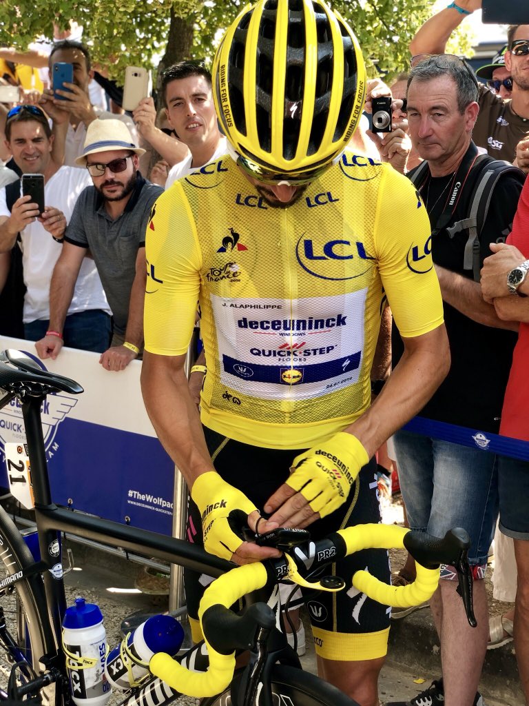 pontdugard's tweet photo. Merci à notre maillot jaune @alafpolak1 pour sa gentillesse! Et vous ? Vous l’avez vu ? 💪🏻 #TDFAuPont #TDF2019 #LaBoucleRomaine https://t.co/bFAmF2P4XT