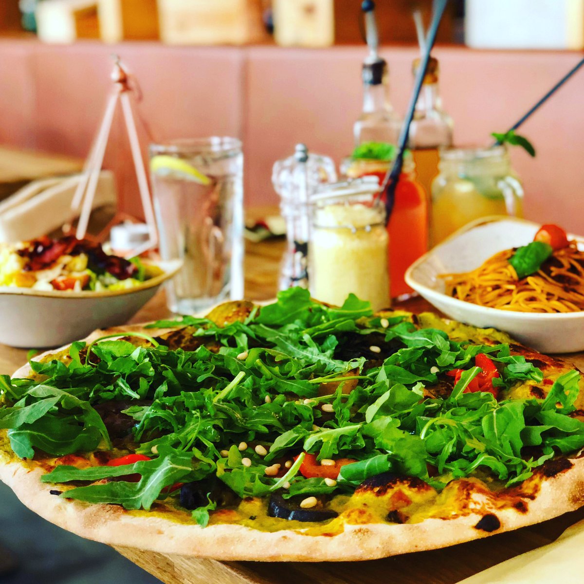 micello_s's tweet photo. Das könnte Euer Mittagessen sein! 💚😋 Genießt eines unserer leckeren CLASSIC-Gerichte, egal ob Pizza, Pasta oder Salat! Zusammen mit einem Getränk für nur 9,50 Euro! 👌🏻🇮🇹  Natürlich auch mit vegetarischen &amp; veganen Varianten! 

#micellos #leipzig #pizza #pasta #grill #bar https://t.co/vE91SYc94q