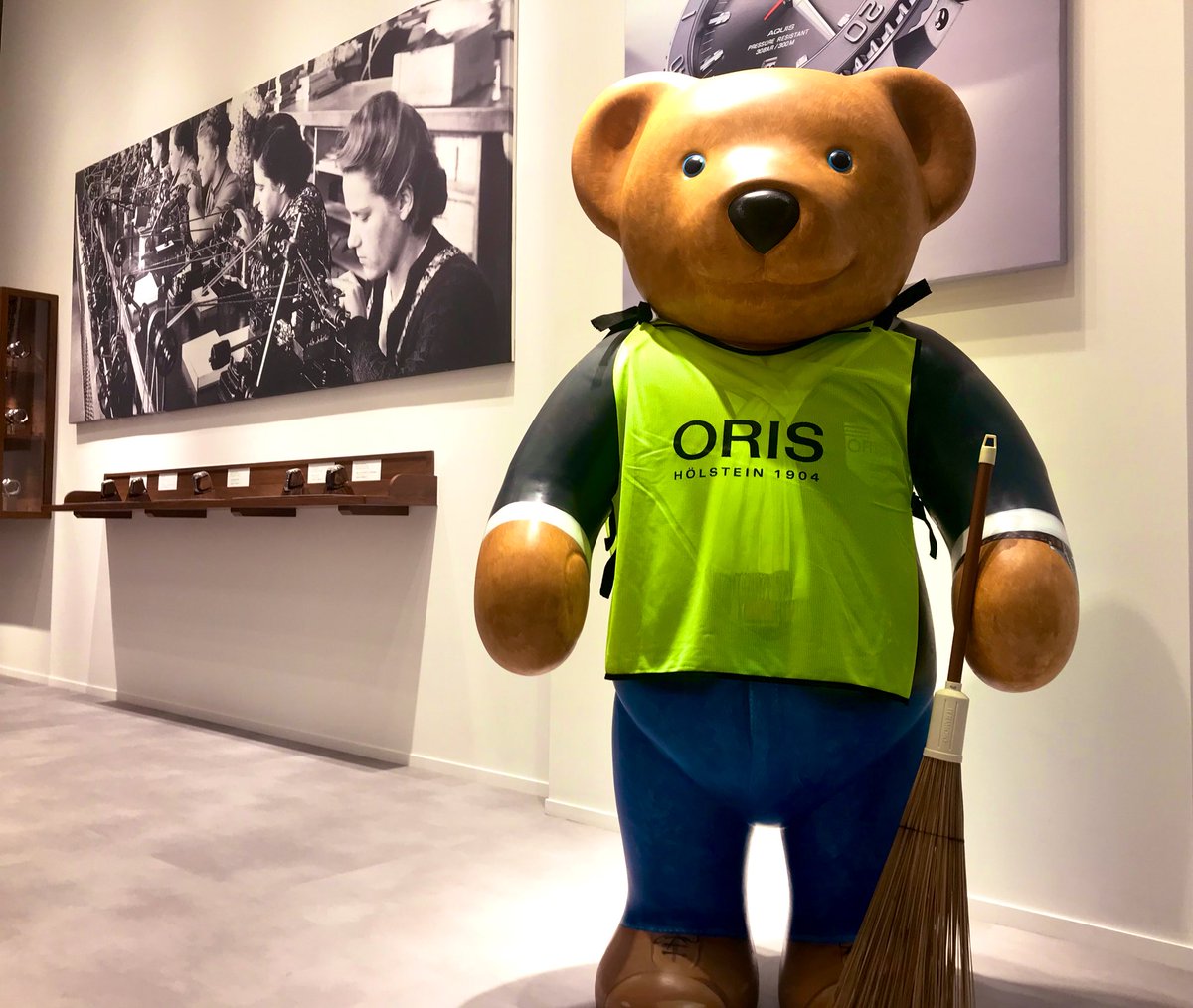 Oris_Japan's tweet photo. ボクと一緒に銀座ゴミ拾いしませんか⁉️明日7/25木曜18:30オリス 銀座ブティック集合です☝️パフォーマンスやアフタードリンクサービスあり🧹 #orisbear #オリスクリーンプロジェクト #ボランティア #銀座4丁目 https://t.co/YB9G1Y9GQ8