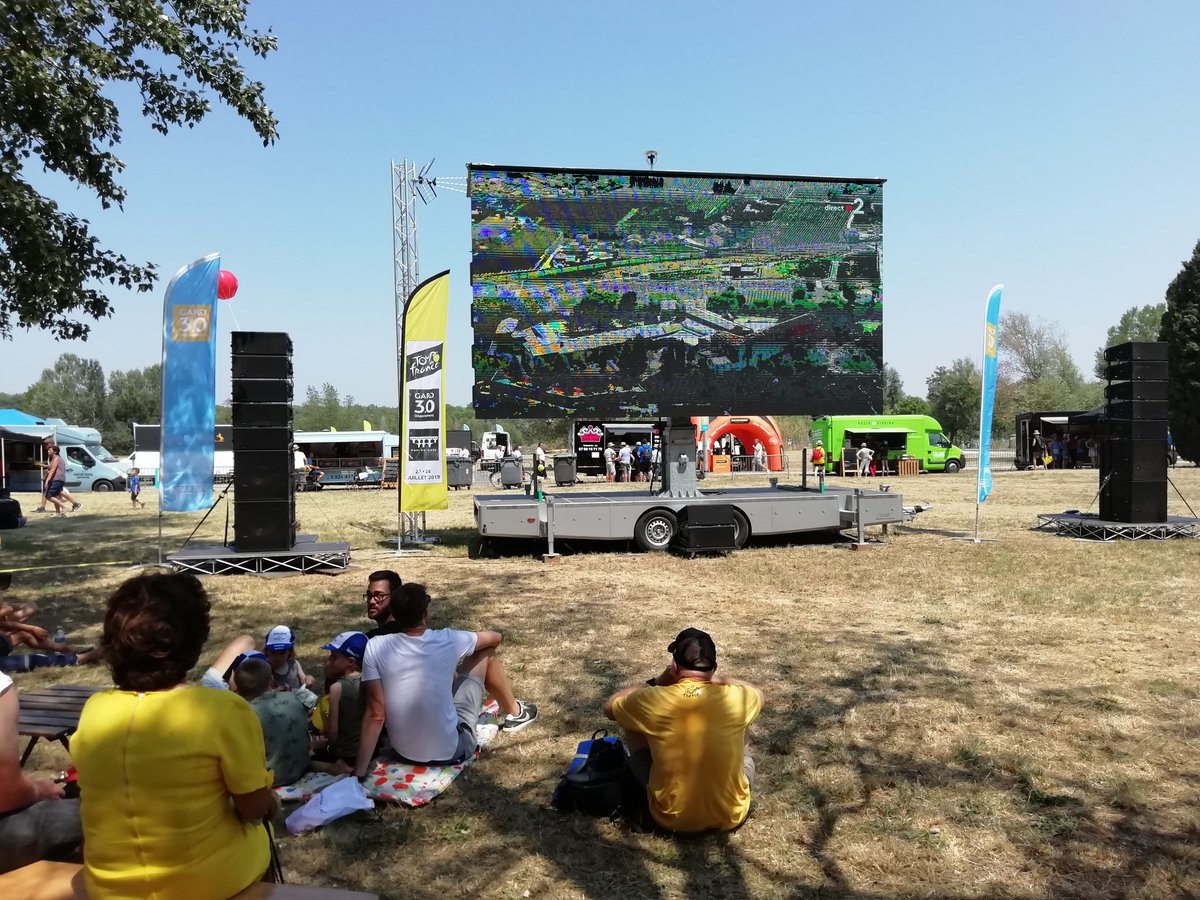 Gard's tweet photo. On continue de suivre le @letour sur le site du #PontduGard
🖐️🙋‍♀️ Rochefort du #Gard 
#TDF2019 #LaBoucleRomaine #TourdeFrance #tdfaupont https://t.co/L3KSkXqSaN