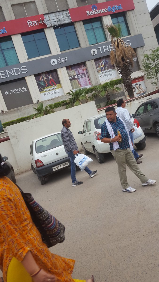 Sandeep_7488's tweet photo. @DCPDwarka Open drinking behind pinnacle mall parking https://t.co/aRCRMM4dPe