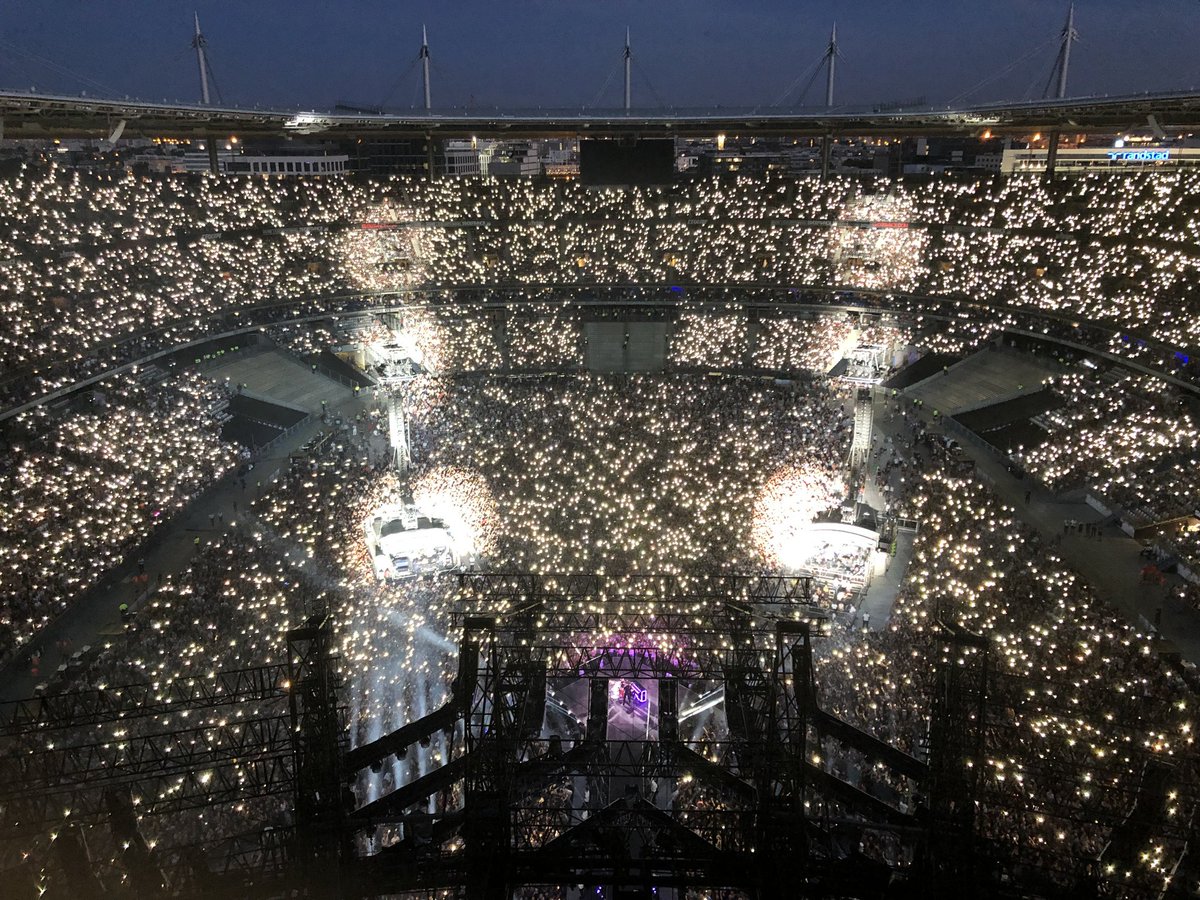 StadeFrance's tweet photo. Un Stade illuminé, une scène XXL et une ambiance de feu 🔥

De quel concert peut-il bien s'agir ?! 🤔 https://t.co/dbKL8LrDTf
