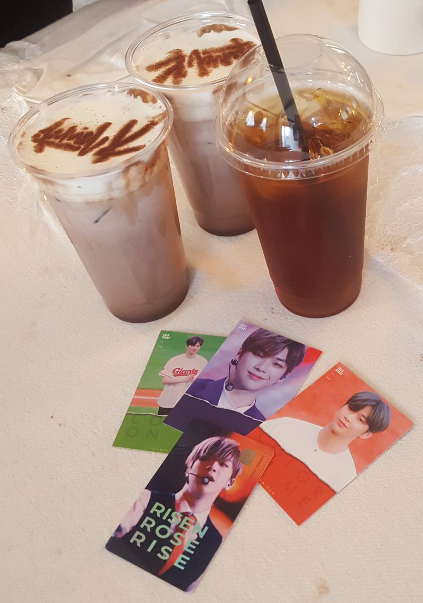 dbswlthd's tweet photo. 로제(@rosedanik)님이 준비하신 카페 다녀왔어요:) 다니엘의 새로운 시작을 응원합니다~💕
#다시_시작_강다니엘 https://t.co/AEpk6QDskL