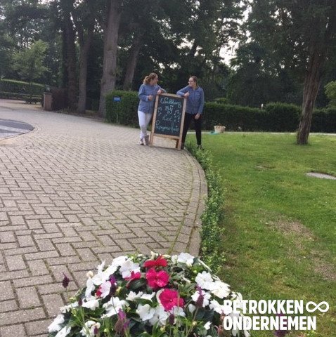 MatchDiner's tweet photo. Een leuke, geslaagde match met Pagagenohuis en Kwintes Groen en Meer. Zij hebben een buxushaagje geplant langs de oprit. Dankzij Kwintes blijft het gras mooi en bovendien ziet het er prachtig uit! Als tegenprestatie heeft het team van Kwintes de Papageno Appeltaart gekregen. https://t.co/1B015B7ln5