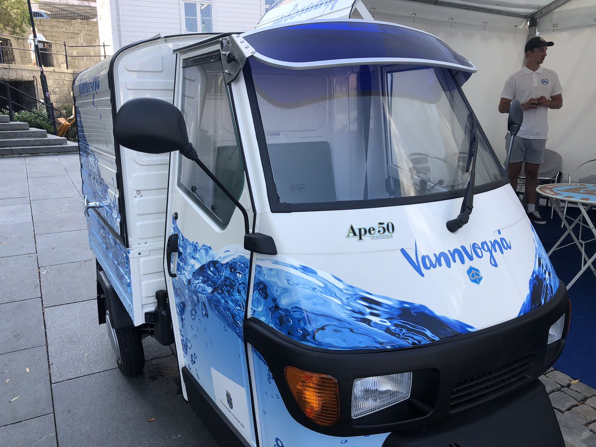 Statsminister <a href="/erna_solberg/">Erna Solberg</a> åpnet <a href="/Gladmat/">Gladmat</a>, og vi nærmer vi oss allerede kokepunktet. Yr.no varsler 33 grader, og for å hjelpe med nedkjøling har vi satt opp ekstra vannposter langs kaien. Husk også vannvogna. Vi ønsker alle en væskebalansert festival💧!