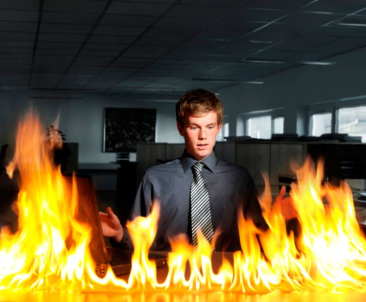 В огне том 1. Огонь в помещении. Офис в огне. Возгорание в офисе.