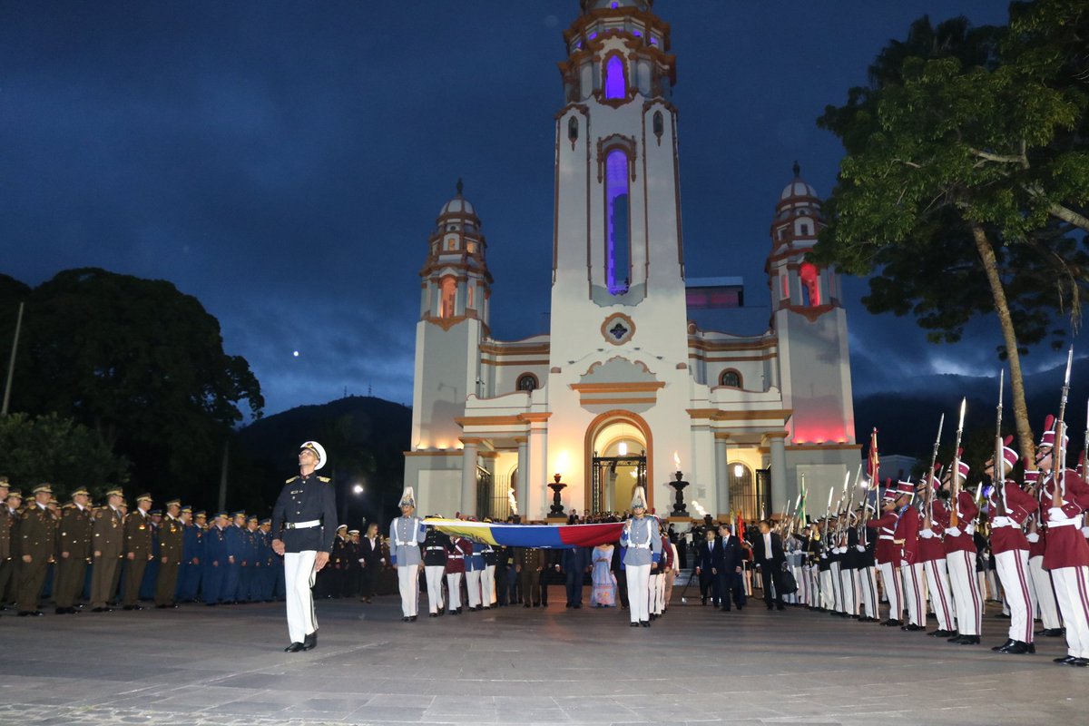 VTVcanal8's tweet photo. #EnFotos 📸 |  Con izada del tricolor patrio inicia conmemoración al 236° aniversario del natalicio del padre Libertador Simón Bolívar; 196 años de la Batalla Naval del Lago de Maracaibo y día de la Armada Bolivariana 

#24Jul https://t.co/NCnsp4ULLF