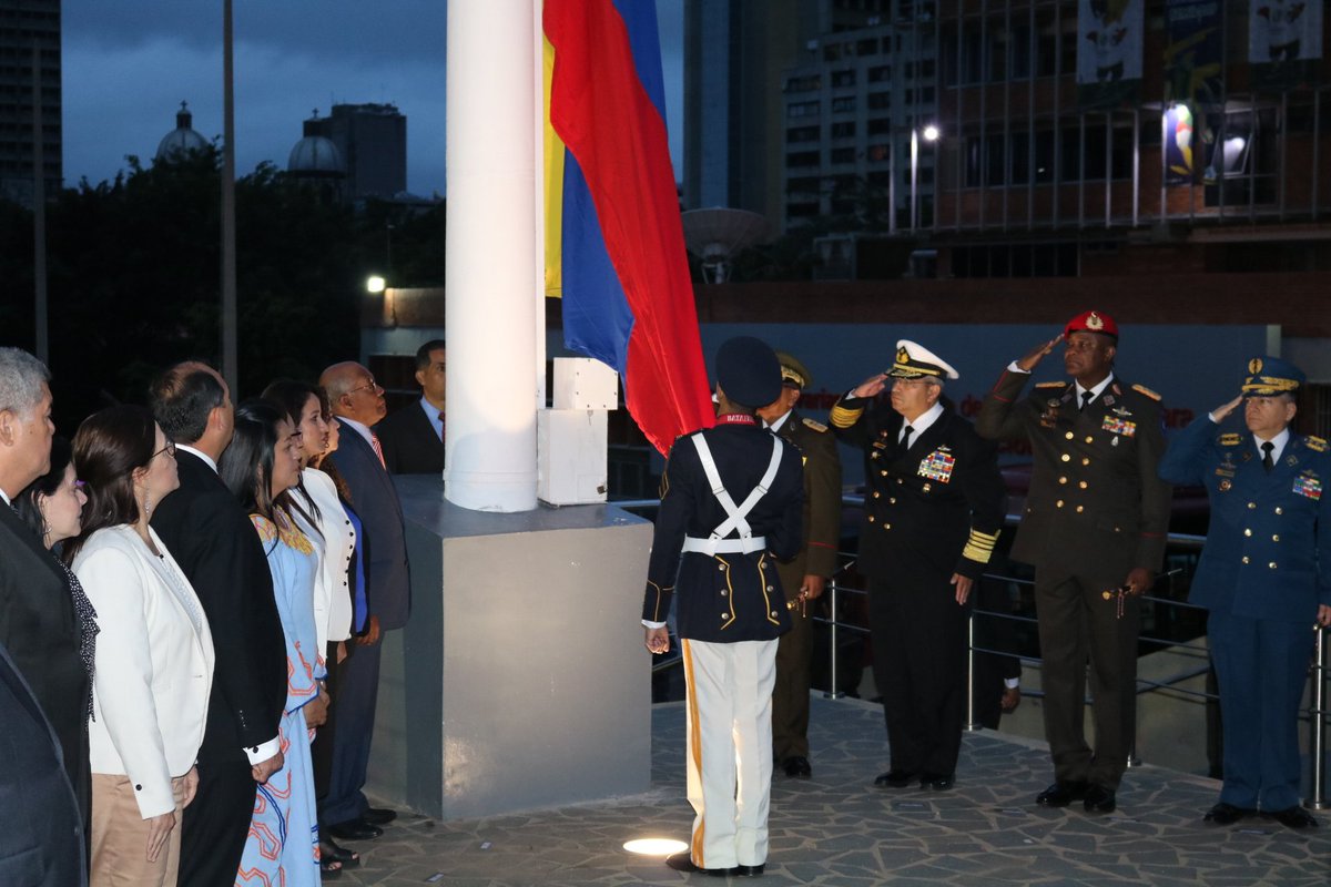 VTVcanal8's tweet photo. #EnFotos 📸 |  Con izada del tricolor patrio inicia conmemoración al 236° aniversario del natalicio del padre Libertador Simón Bolívar; 196 años de la Batalla Naval del Lago de Maracaibo y día de la Armada Bolivariana 

#24Jul https://t.co/NCnsp4ULLF