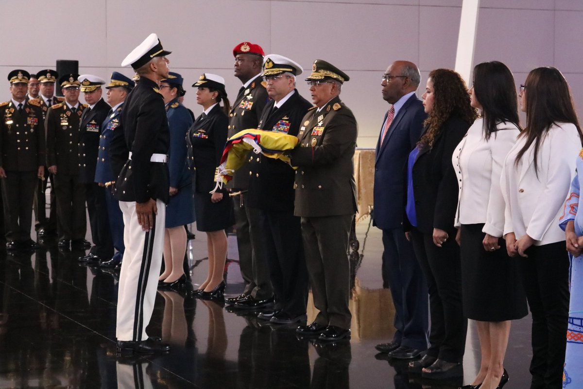 VTVcanal8's tweet photo. #EnFotos 📸 |  Con izada del tricolor patrio inicia conmemoración al 236° aniversario del natalicio del padre Libertador Simón Bolívar; 196 años de la Batalla Naval del Lago de Maracaibo y día de la Armada Bolivariana 

#24Jul https://t.co/NCnsp4ULLF