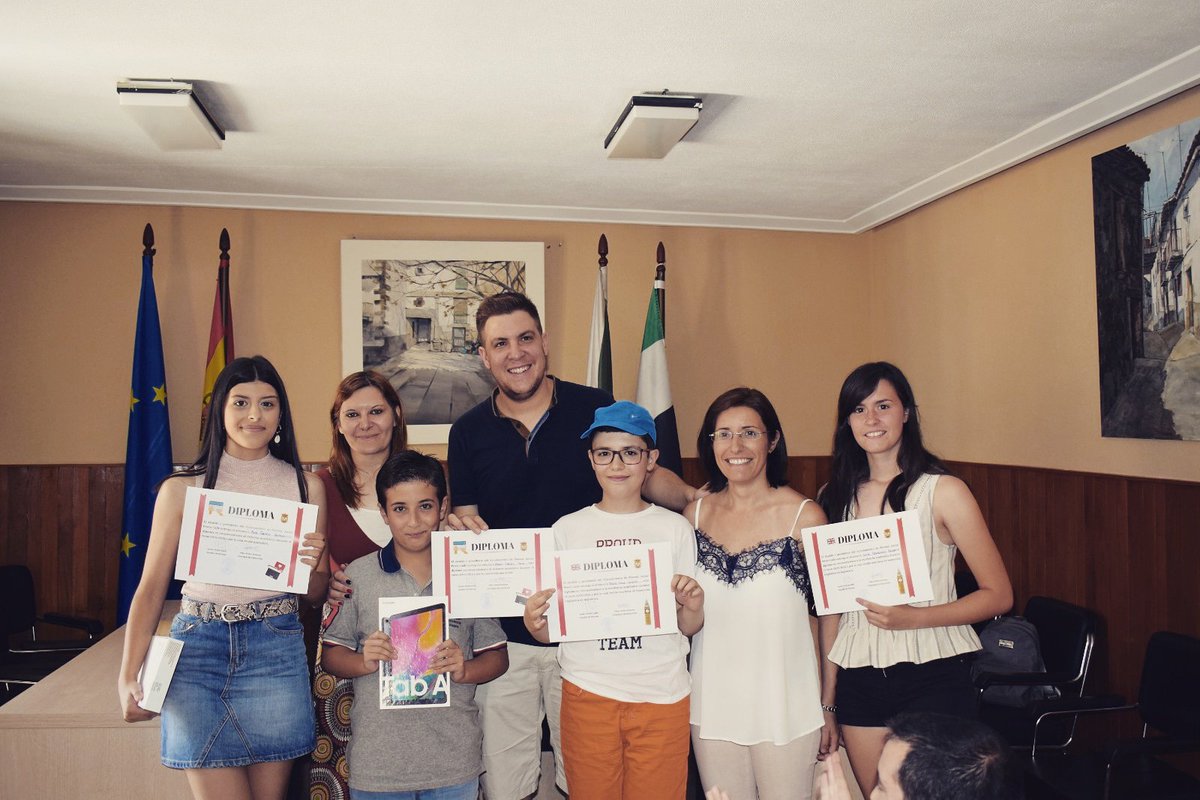 Desde un Ayuntamiento como el de Piornal, cada año entregamos dos becas de inmersión lingüística en Inglaterra como recompensa a la excelencia académica de los alumnos. También hemos entregado 2 tablets para reconocer el esfuerzo académico. 

#Educación #ElmundoruraltambiénesCOOL