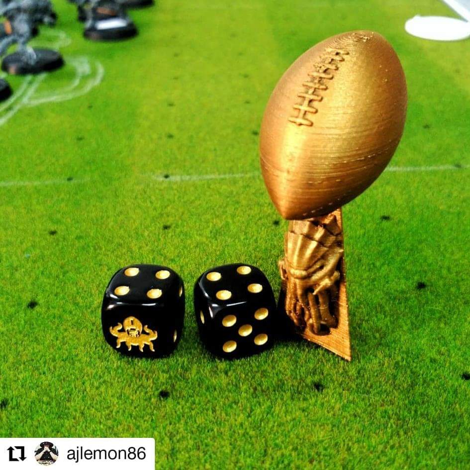 AkaroDice's tweet photo. Aquí los dadetes que se llevó el Campeón de la #Chocobowl
Si vas a organizar un torneo también puedes tener tus dados personalizados, y los dados oro, plata y bronce para los tres primeros clasificados.
#BloodBowl #FantasyFootball #Torneo #Dice #CustomDice #TuIlusionHechaDado https://t.co/L9Mf1XMdip