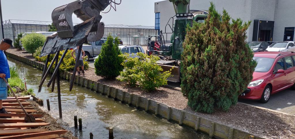 Berg <a href="/Ruimtescheppen/">BERG</a> en Gbr.Simons en Sjoerd Enthoven knappen de beschoeiing vlakbij onze packloods in De Lier op,,