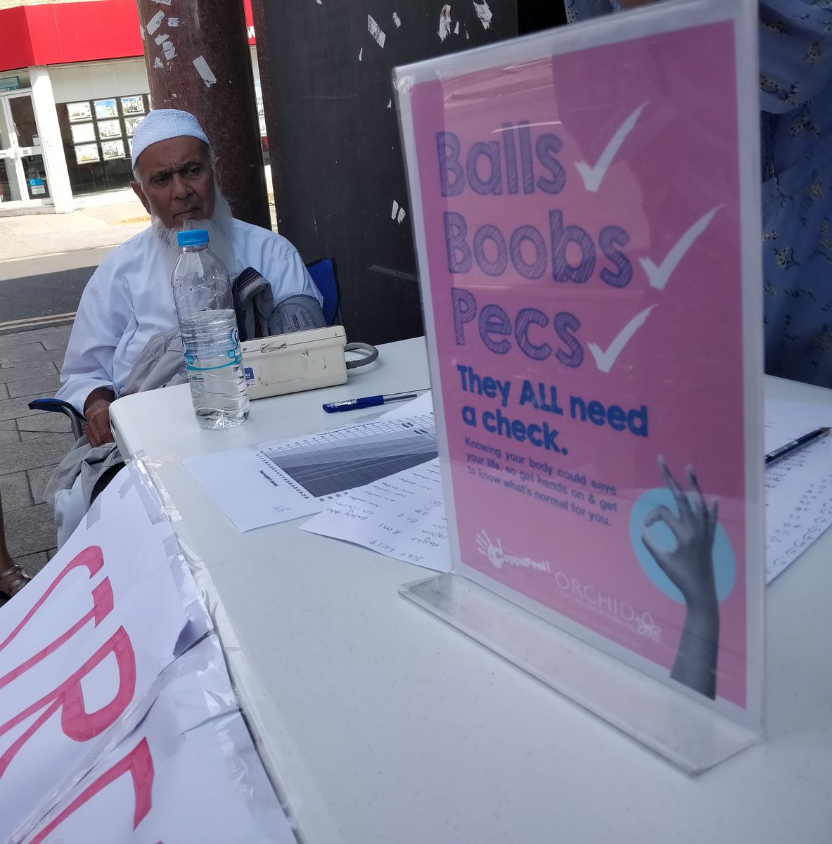 OsmanBhatti's tweet photo. Another great session by @NewhamGPVTS doing #NHS health promotion with our now world renowned #StreetDoctor session facilitated by local #GP #VTS trainees. Supported by @NewhamLondon @RokhsanaFiaz
@EastLondonHCP https://t.co/lzPt5pifik