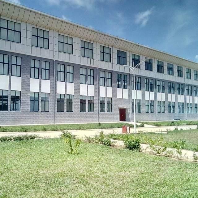 JohnTerryTresh's tweet photo. Akufo-Addo rushes to tour the Western North Region and I could only hear him showcase two things.

1. Ghana Gas Complex building he commissioned which was built by @JDMahama (the man he told us did nothing).

#TheChangeWeVotedFor https://t.co/ZXLuJO8DJI