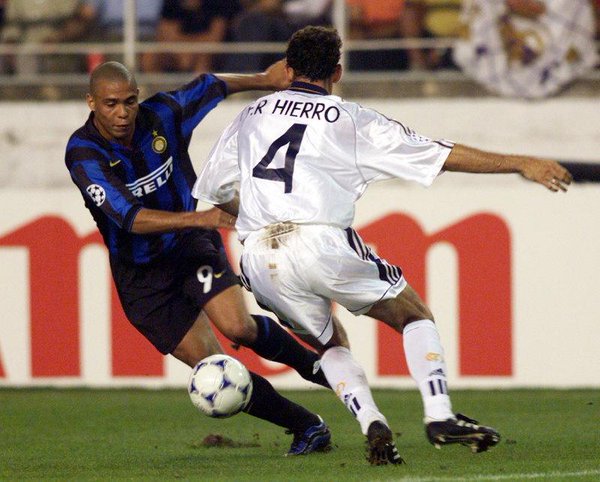 Ronaldo vs Fernando Hierro.