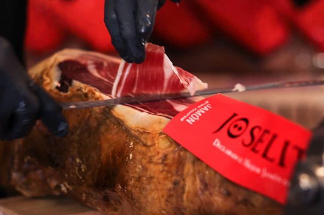 RteCasaPacheco's tweet photo. No hay nada como comenzar una comida con un buen @jamonjoselito Gran Reserva, añada 2014, recién cortado 🐽
#CasaPacheco #Joselito https://t.co/HVefEH1Ldm https://t.co/6p3my0yFeO