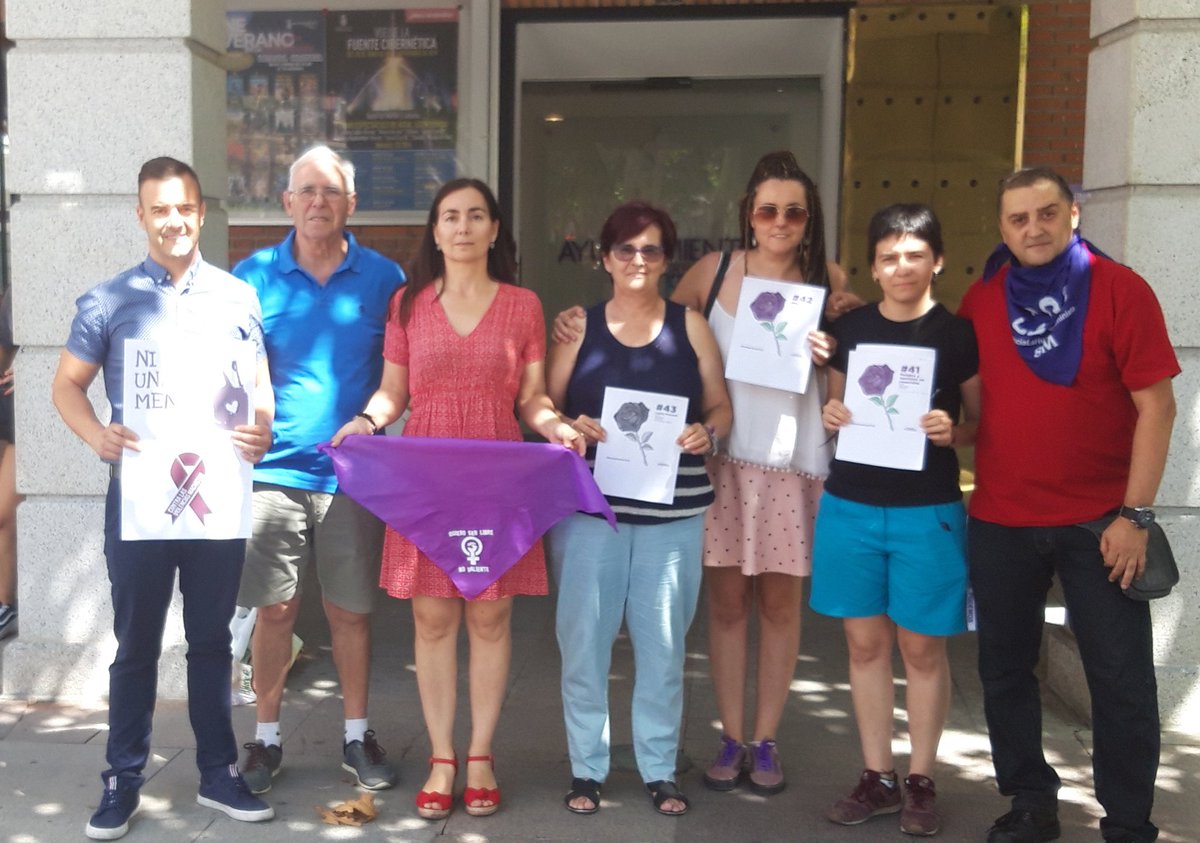 RT PodemosTorrejon: "Hoy, hemos salido a la puerta del Ayuntamiento porque llevamos una semana negra, en cuanto a asesinatos machistas.

La violencia machista es violencia estructural y la debemos combatir desde las instituciones, con políticas públi… "