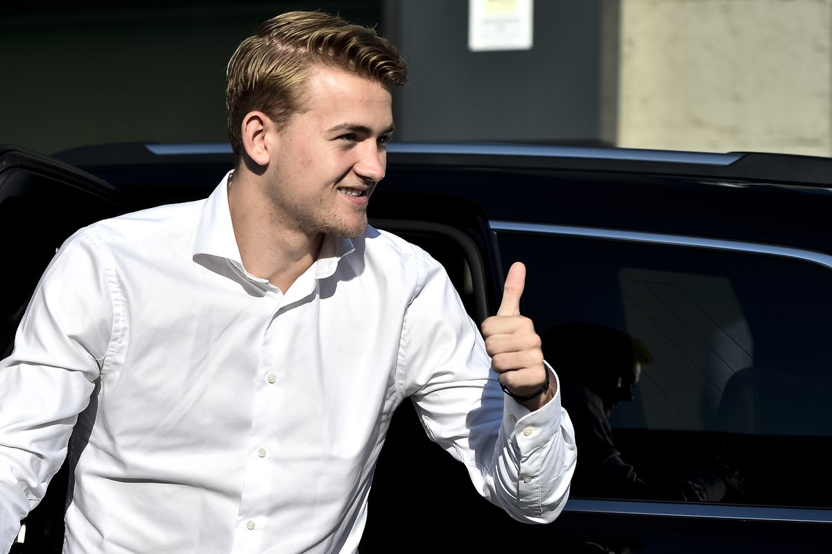 Squawka_Live's tweet photo. Matthijs de Ligt has scored an own goal for Juventus in his first start for the club.

Inter lead Juventus 1-0 in the International Champions Cup. https://t.co/ZPQS80OjrZ