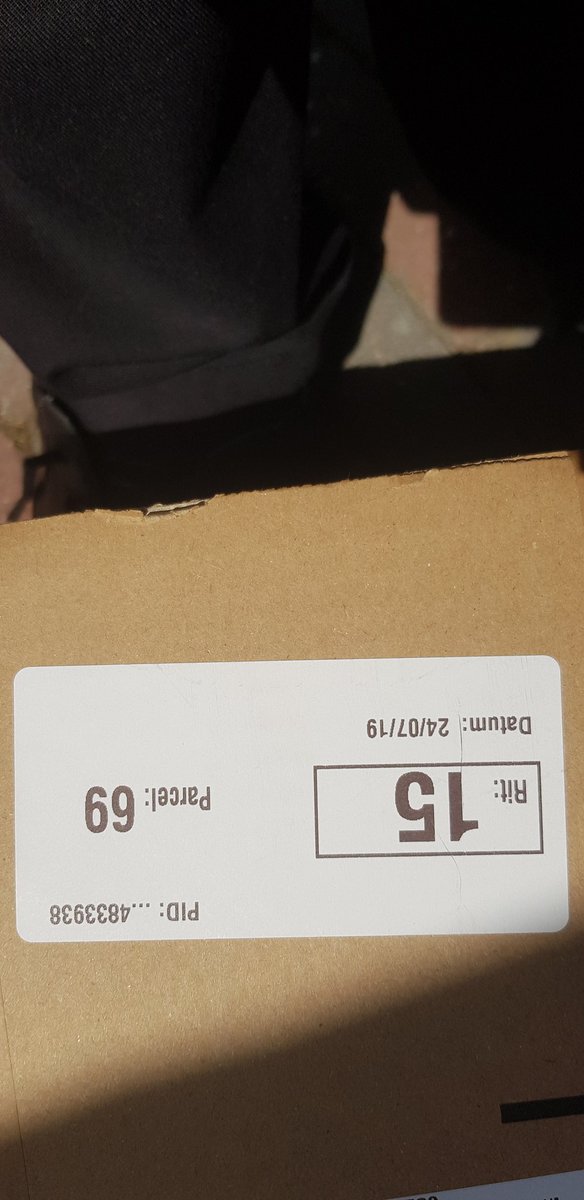 Vobert2's tweet photo. @DHLNL en dergelijke pakketjes Laten we gewoon onbeheerd voor de voordeur staan topservice maar niet heus https://t.co/93nN6LcCbY