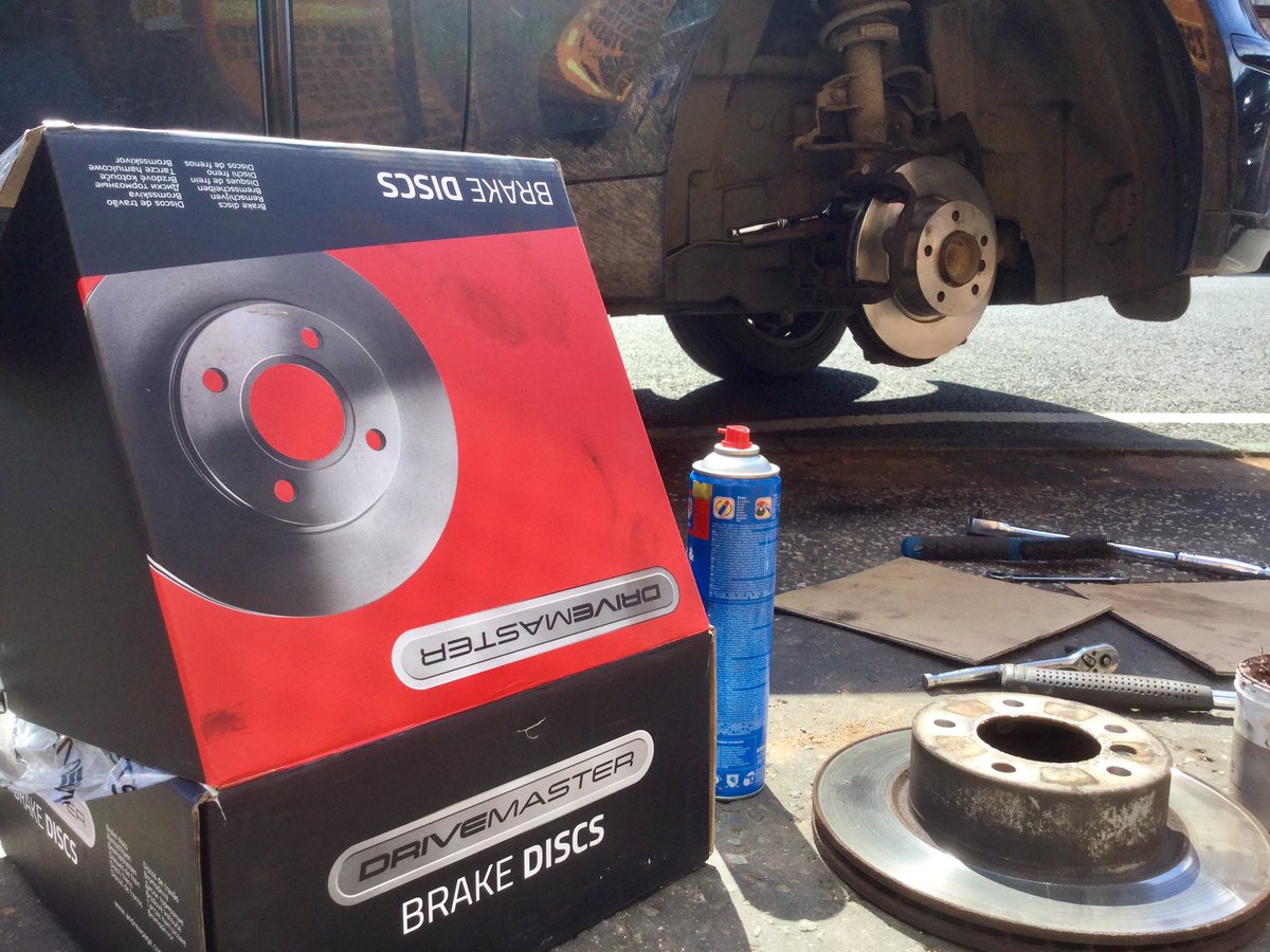 PlungingtonL's tweet photo. Pleased to spend my lunch time meeting a young man who has defied the odds to set up his own motor repair workshop & car part sales business on #EldonSt. Abuzar Bham & his family have lived in @PlungingtonL for over 20 years. He now runs A1 Motors. Support #local business! #SME https://t.co/EUJNieq8QI