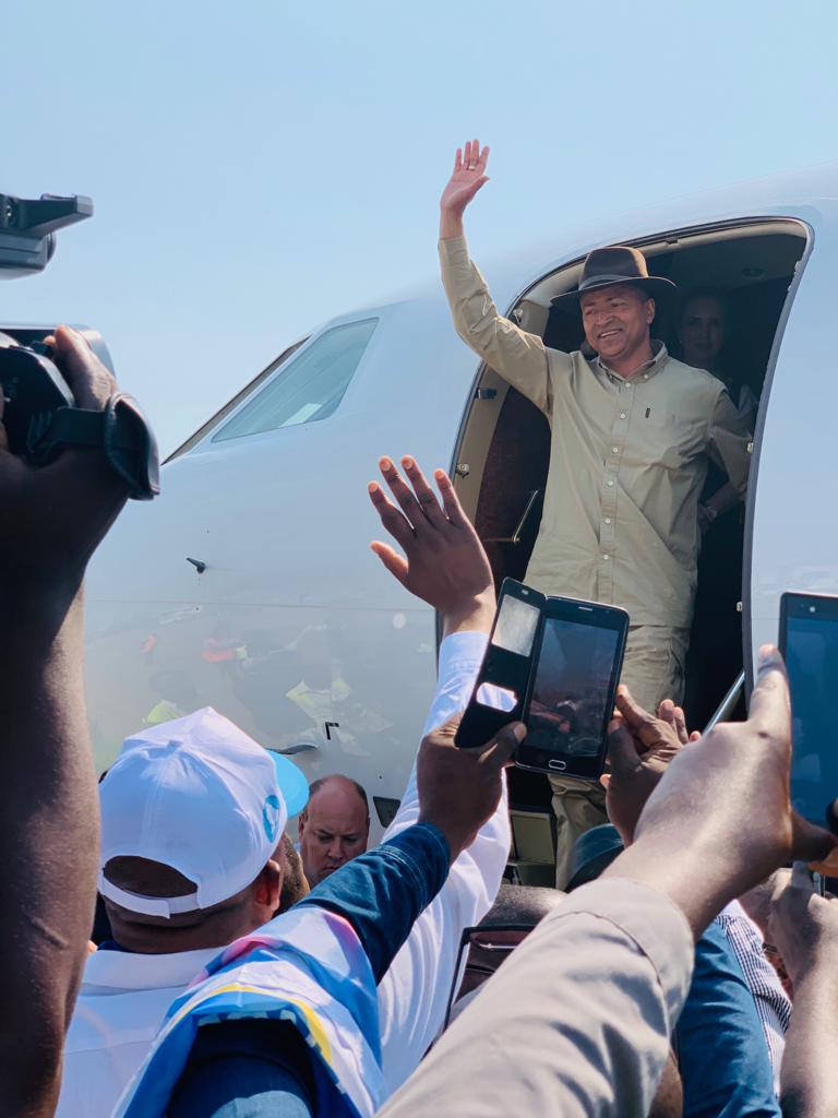 KMarteens's tweet photo. #RDC: En fin @moise_katumbi viens d'atterrir à #kalemie, après 3h de retard. Causer par les responsables de l'aviation civile. @soniarolley @rkitsita @RFIAfrique @AlphonseKabuya @MUKALENGM @MuyamboKyassa @timmbuya11 https://t.co/PplxYQrWfl