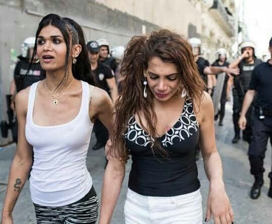 _schwarzeKatze's tweet photo. Vielleicht erinnert ihr euch noch an diese Fotos von der #InstanbulPride 2015, die von der Polizei gewaltvoll aufgelöst wurde. Sie zeigen die  Transfrauen Hande Kader &amp; Didem Akay. Die Aktivistinnen sind nun beide tot, sie wurden Opfer der Transfeindlichkeit  dieser Gesellschaft. https://t.co/zuMrmLif3w
