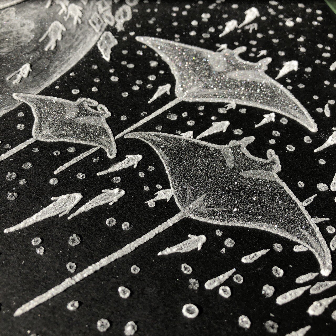 おもにサメ展2 海に帰ります 大感謝 On Twitter 出展作家紹介 ヒラシマ マイ My 11711 生と死 めぐる世界 曖昧な境界 をテーマに幻想的な世界を描く 塩水だけで作る諸行無常系独自技法 塩水アート 作品をメインに アクリル ペン画やデザイングッズなども