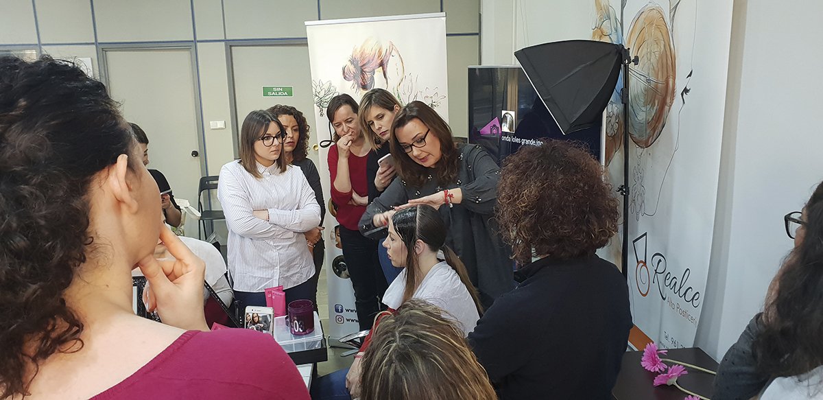 La firma <a href="/realcepaterna/">Realce Hair</a>, dentro de su impulso por llevar a lo más alto la cultura del peinado, y como actividad formativa, organiza unos completos cursos y talleres de peinado de valenciana y maquillaje #fallas

👉 bit.ly/2GrJDrX