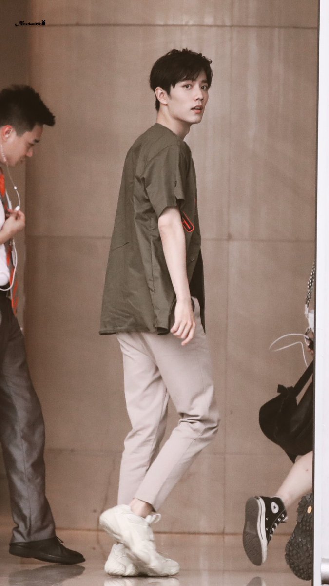 Dui__QC's tweet photo. จ้านเกอวันนี้ที่สนบ.ปักกิ่ง เดินทางปลอดภัยค่า ดูซีรีส์จบไว้ค่อยมาแปลอันนั้นที่พี่โพสต์เด้อ ยาวเกิน #ปรมาจารย์ลัทธิมารep32  #XiaoZhan https://t.co/XnCFKBhvCv
