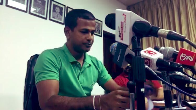 කුලේට අඩුම ගානේ සමුගන්න එක මැච් එකක් හරි දෙන්න තරම් බැරි උනේ කවුද අයින් කරන්න කියලා තරම් හිතා ගන්න බැරි සුපිරි 11ක් ටීම් එකේ දැනට ඉන්න නිසා වෙන්න ඇති! 

රටවෙනුවෙන් කරපු උන්ට සලකන්නේ ඔහොම නම් මේව බලන් ඉන්න පොඩි ළමයි පවා රට ගැන පට්ට හැඟීමෙන් සෙල්ලම් කරාවි ඉස්සරහට! බලන් ඉඳපන්! 🥺🇱🇰