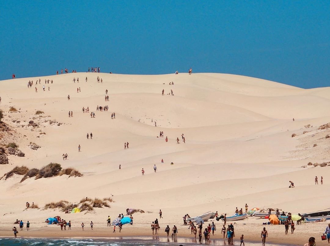 Una 'montaña' muy peculiar es la que forma la arena en la playa natural Duna de Bolonia en la provincia Cádiz. Su 'cima' se encuentra a 30 msnm y nos deja paisajes tan bonitos como este. 

📷 IG:  jose_delmar