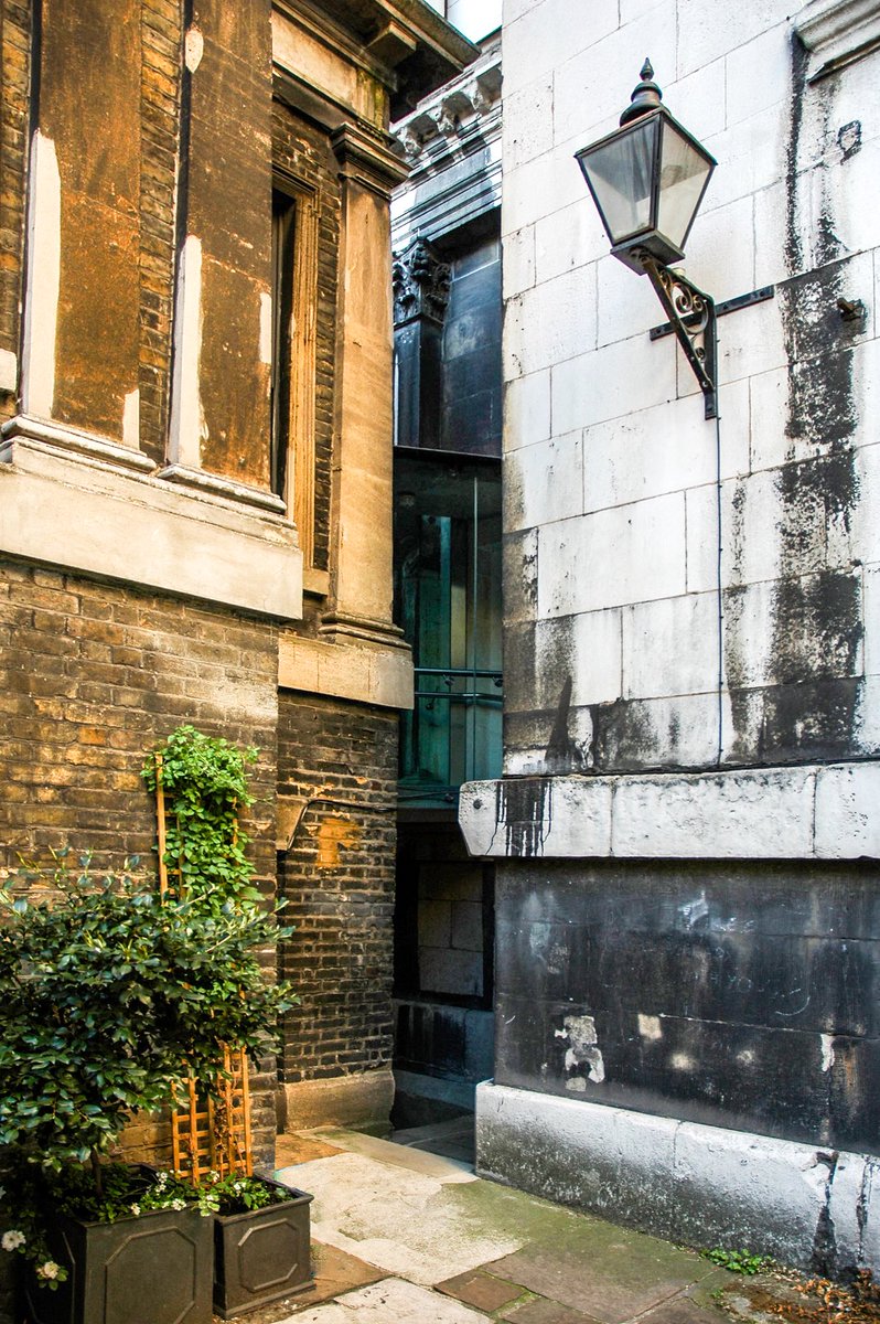 MjTurner_'s tweet photo. I wrote about the slow death of shortcuts and alleyways for the current issue of @iconeye 194, and photographed some of my favourites from around London. https://t.co/BpYRs3xaEk