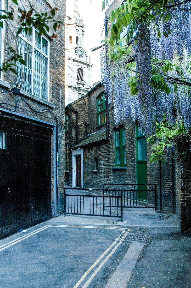 MjTurner_'s tweet photo. I wrote about the slow death of shortcuts and alleyways for the current issue of @iconeye 194, and photographed some of my favourites from around London. https://t.co/BpYRs3xaEk