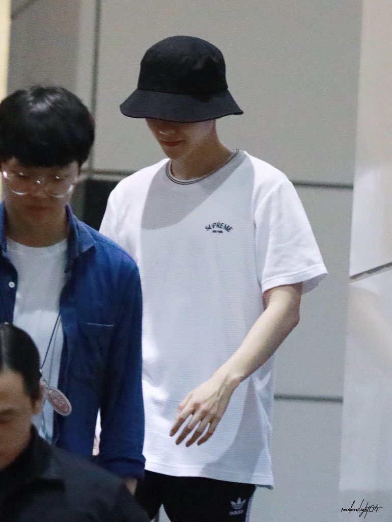 blueharo21's tweet photo. “เชี่ย ประตูอยู่ไหนวะ”
“จะรู้ปะ? มองไม่เห็นโว้ย” https://t.co/N6ZdmUCUzc