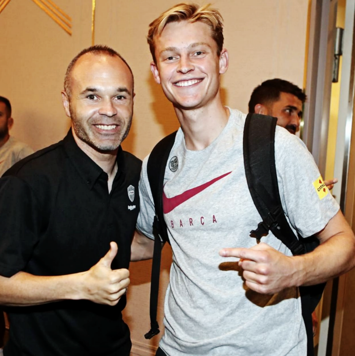 InvictosSomos's tweet photo. Frenkie de Jong conoció a Don Andrés Iniesta. Pasado legendario y presente ilusionante. JOYA DE POSTAL. https://t.co/lEaU1c41FL