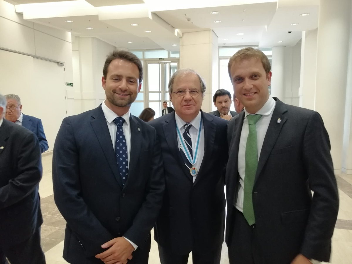 TereMalladaPP's tweet photo. 📷Mis compañeros, los diputados @AlvaroQueipo y @Pablo_Pire, han asistido hoy en #SantiagoDeCompostela a la entrega de las Medallas de Galicia a los ex presidentes de #Asturias y Castilla y León, Javier Fernández Y Juan Vicente Herrera, en un acto presidido por @FeijooGalicia. https://t.co/xRdq9c0e4u