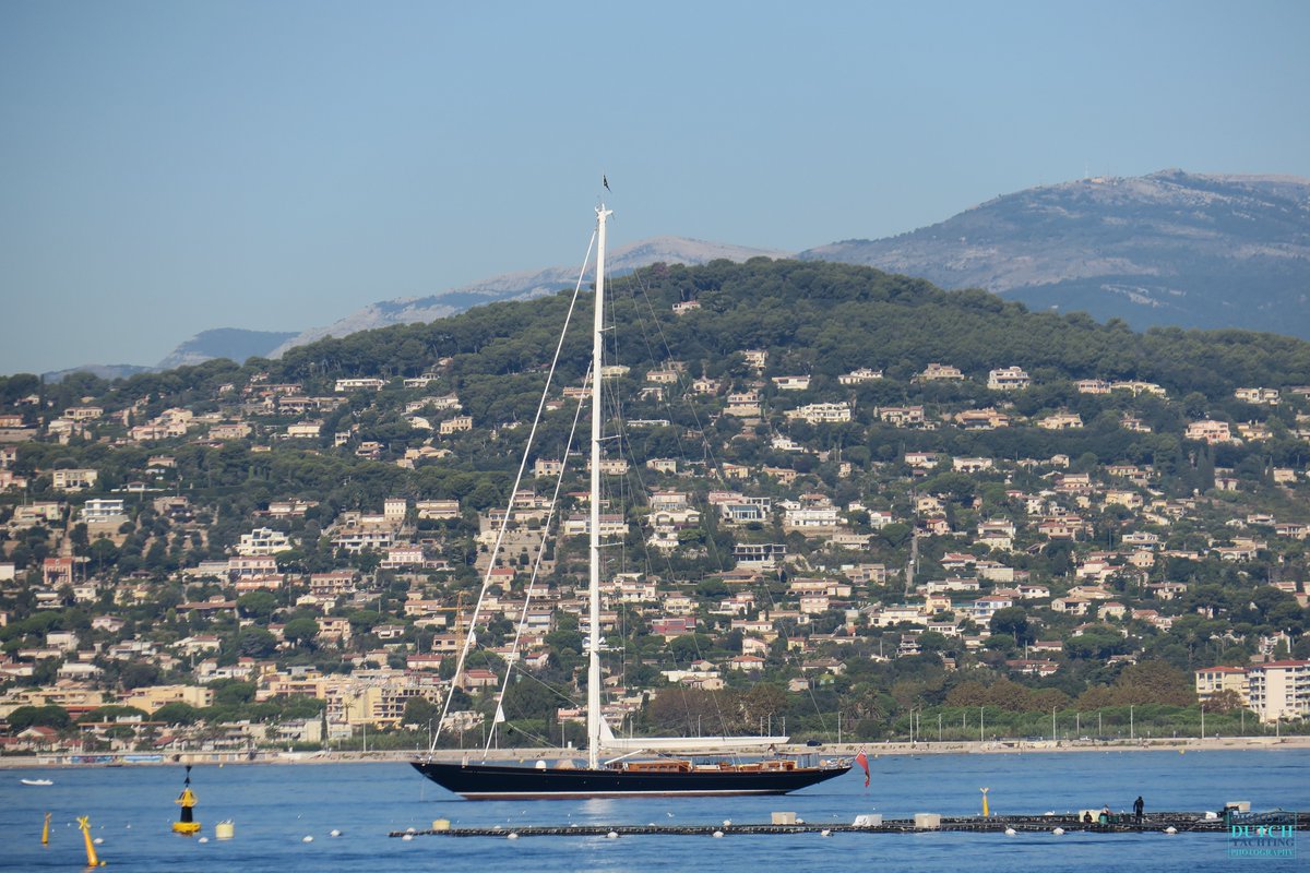 Dutchyachting's tweet photo. #Wisp was built by #RoyalHuisman after an #exterior #design and #navalarchitecture by #HoekDesign Naval Architects and an #interior by #RhoadesYoung Design in 2014.  The 47.65m/ 156'4" #classicsloop is seeing here at anchor in Juan-les-Pins. Photos by @DutchYachting. https://t.co/MeapIzAACj