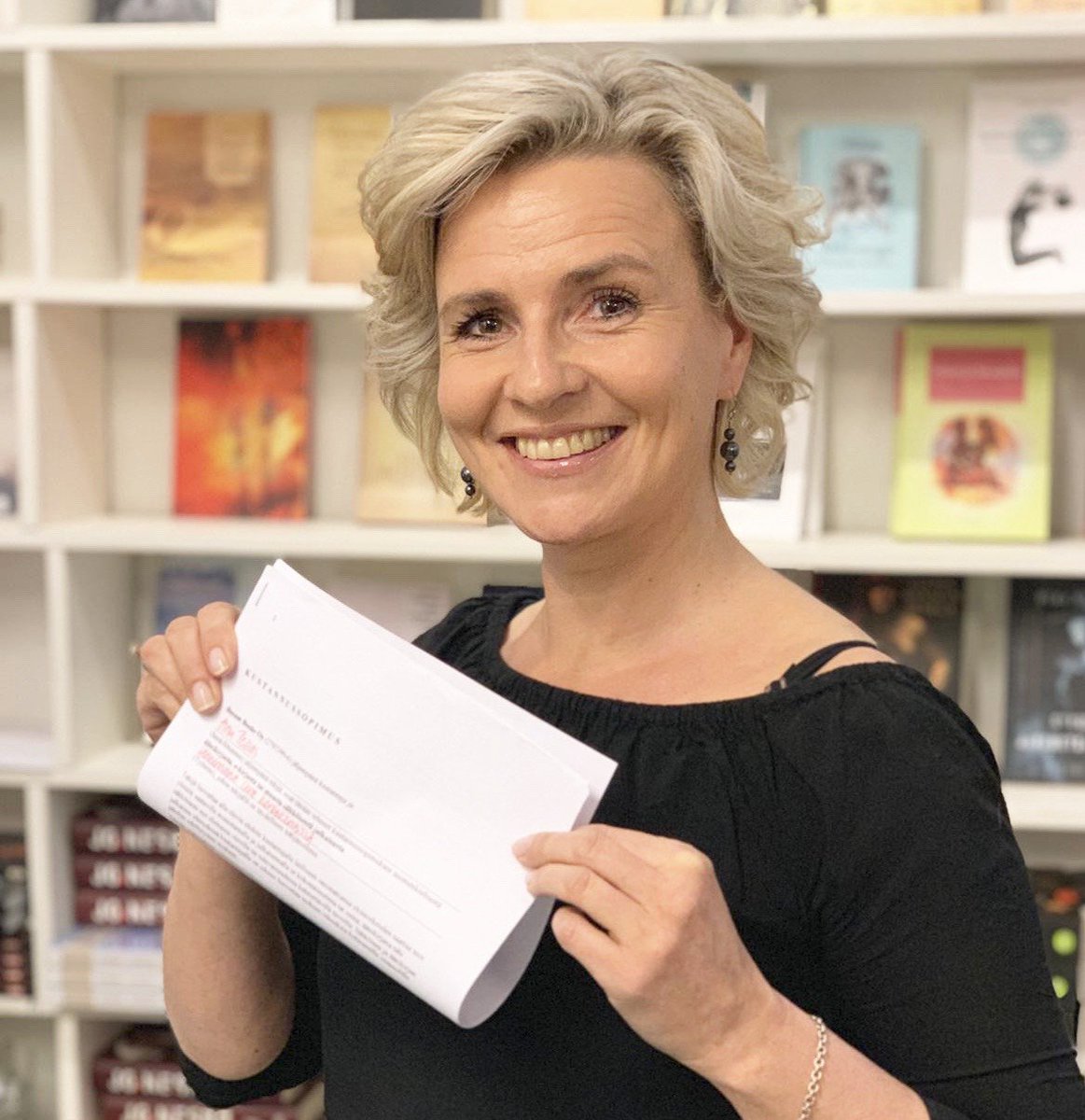 BasamBooks's tweet image. Olemme solmineet kustannussopimuksen Anu Pellaksen kanssa! #AnuPellas #kirja #kirjailija #kirjallisuus #BasamBooks facebook.com/basambooks/pho…