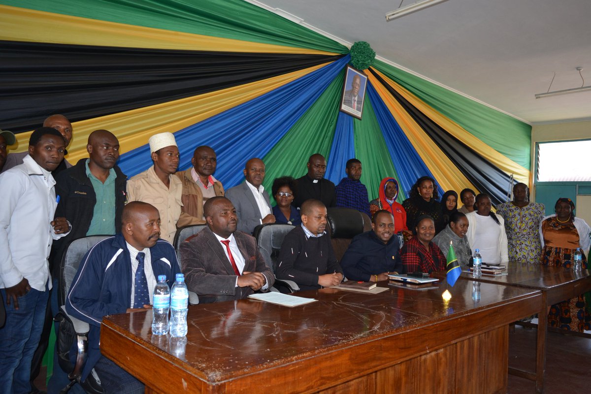 ArushaDistrict's tweet photo. Mkuu wa wilaya ya Arumeru, Jerry Muro amezindua amezindua rasmi Kampeni ya Kitaifa ya 'JIONGEZE TUWAVUSHE SALAMA' halmashauri ya Arusha yenye lengo la kutokomeza vifo vya mama na mtoto vinavyotokana na uzazi. https://t.co/R97cu795Mj