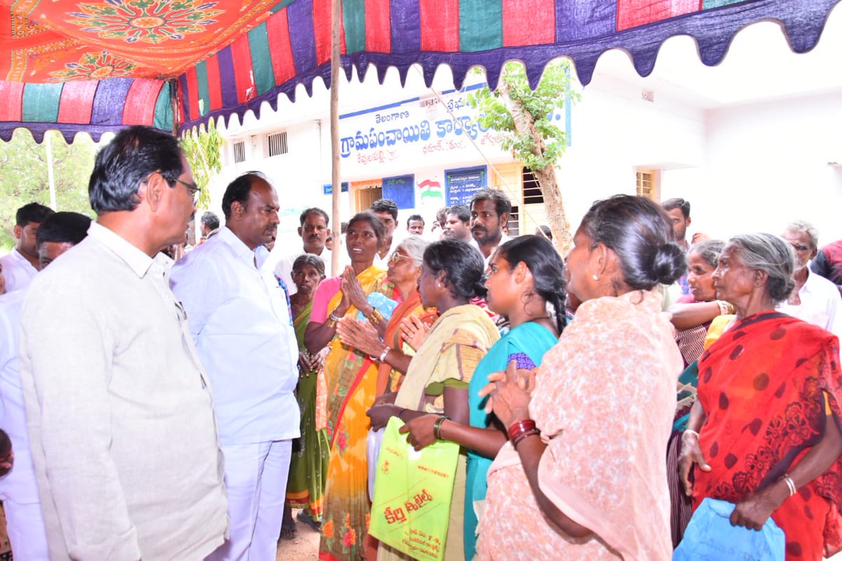BKMRTRS's tweet photo. టిఆర్ఎస్ పార్టీ వర్కింగ్ ప్రెసిడెంట్ కేటీఆర్ గారి జన్మదిన సందర్భంగా రేవుల పల్లి గ్రామపంచాయతీ కార్యాలయంలో మరియు జిల్లా పరిషత్ ఉన్నత పాఠశాలలో చిన్నారుల మధ్య హరితహారం కార్యక్రమం నిర్వహించారు గ్రామంలో ఎమ్మెల్యే తొ  కలిసి విద్యార్థులు మొక్కలు నాటడం జరిగినది

#HappyBirthdayKTR @KTRTRS https://t.co/Mk4q3zLx98