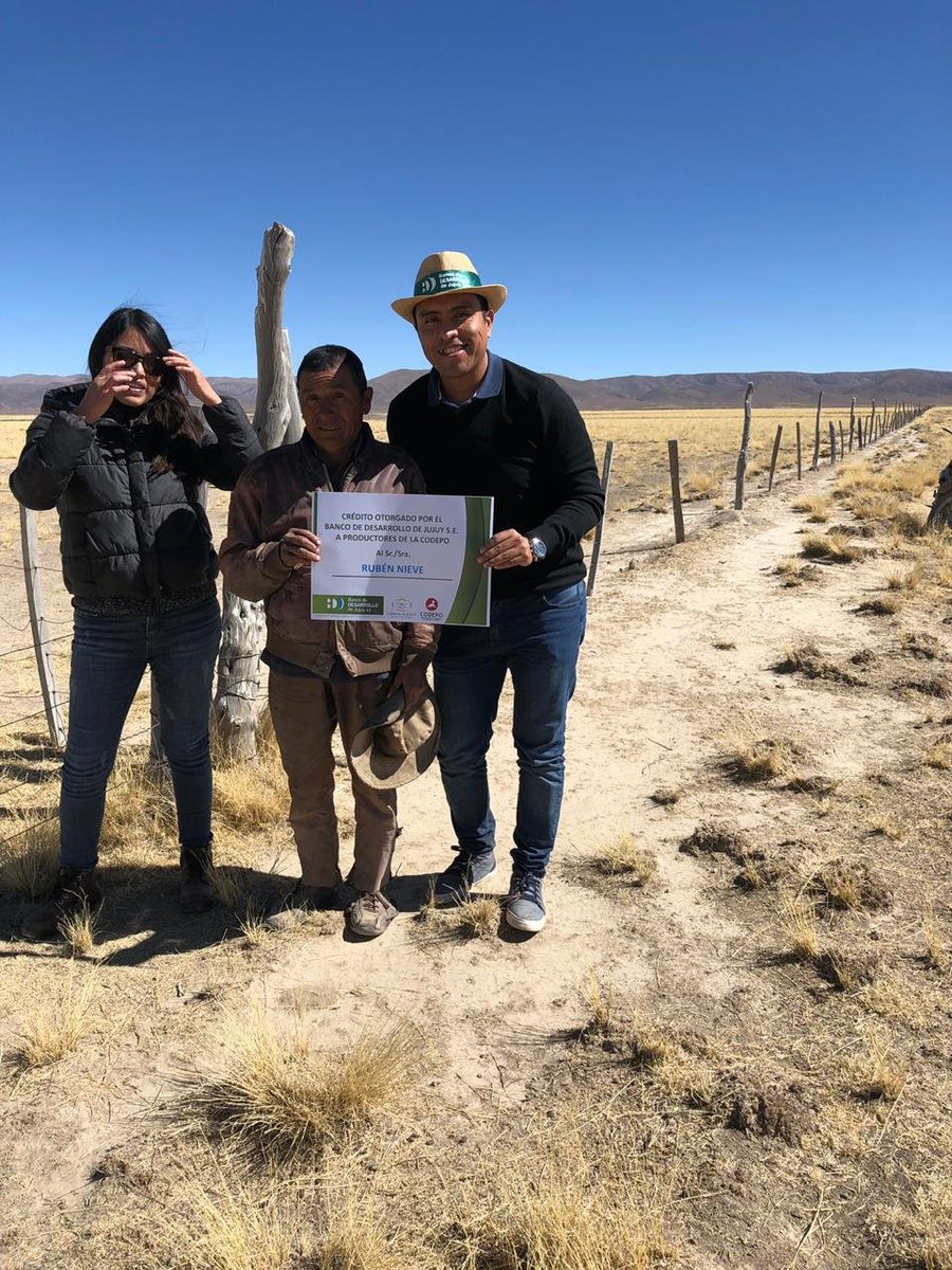 SsAF_Jujuy's tweet photo. Se entregaron los fondos de proyectos destinados para compra de bombas solares en el Departamento de Rinconada. Estos proyectos cuentan con el asesoramiento técnico de la CODEPO y de la @SsAF_Jujuy , financiados por el Banco de Desarrollo de Jujuy SE. https://t.co/JIZzGXAwZh