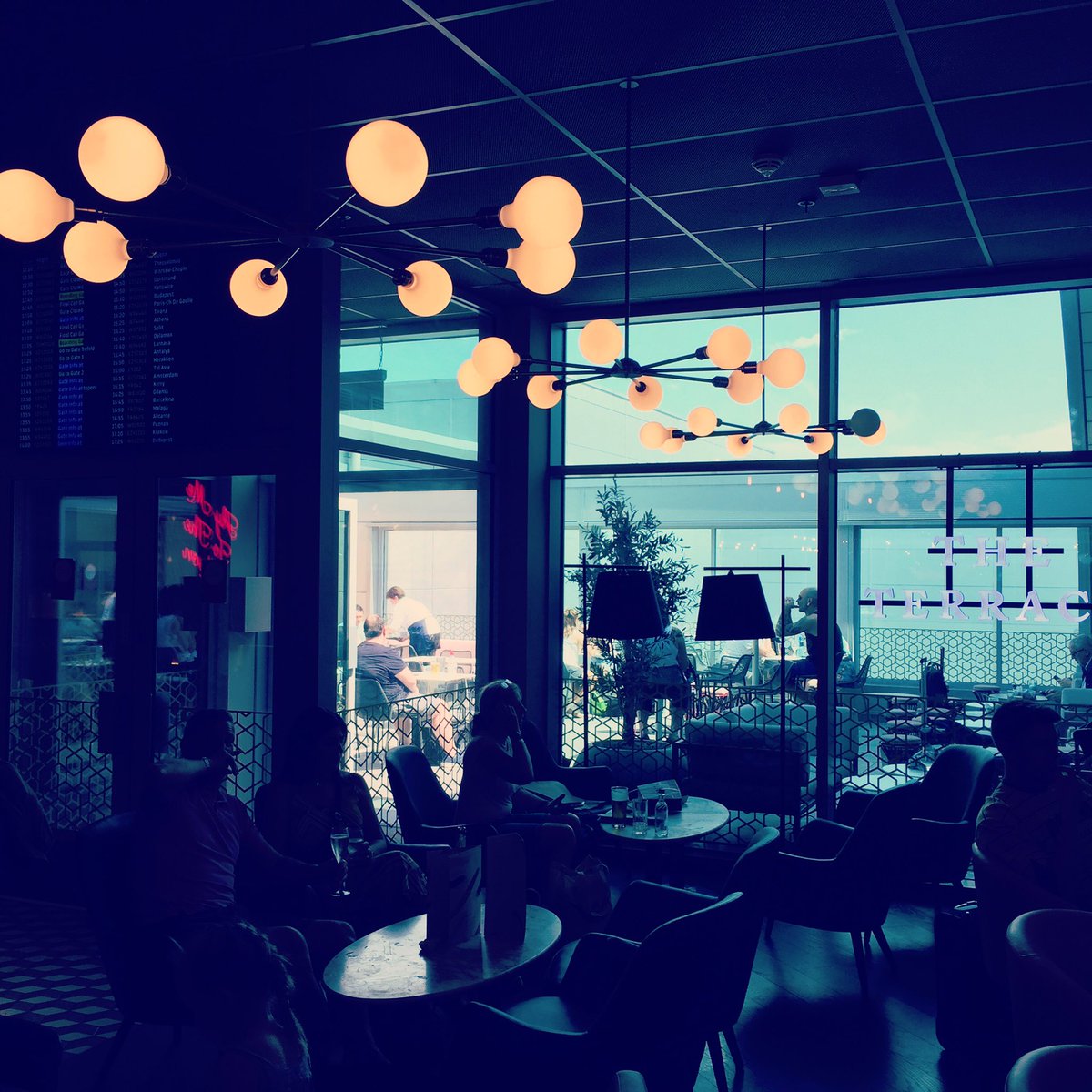 ethosfarmUK's tweet photo. It is an absolute joy to be working with the @LDNLutonAirport Customer Experience team at this time of amazing transformation. I don’t know another UK airport with an outdoor terrace bar! #genius #CustomerExperience #sunshine #london #airport #lutonairport #ethosfarm https://t.co/V10HoStDg4