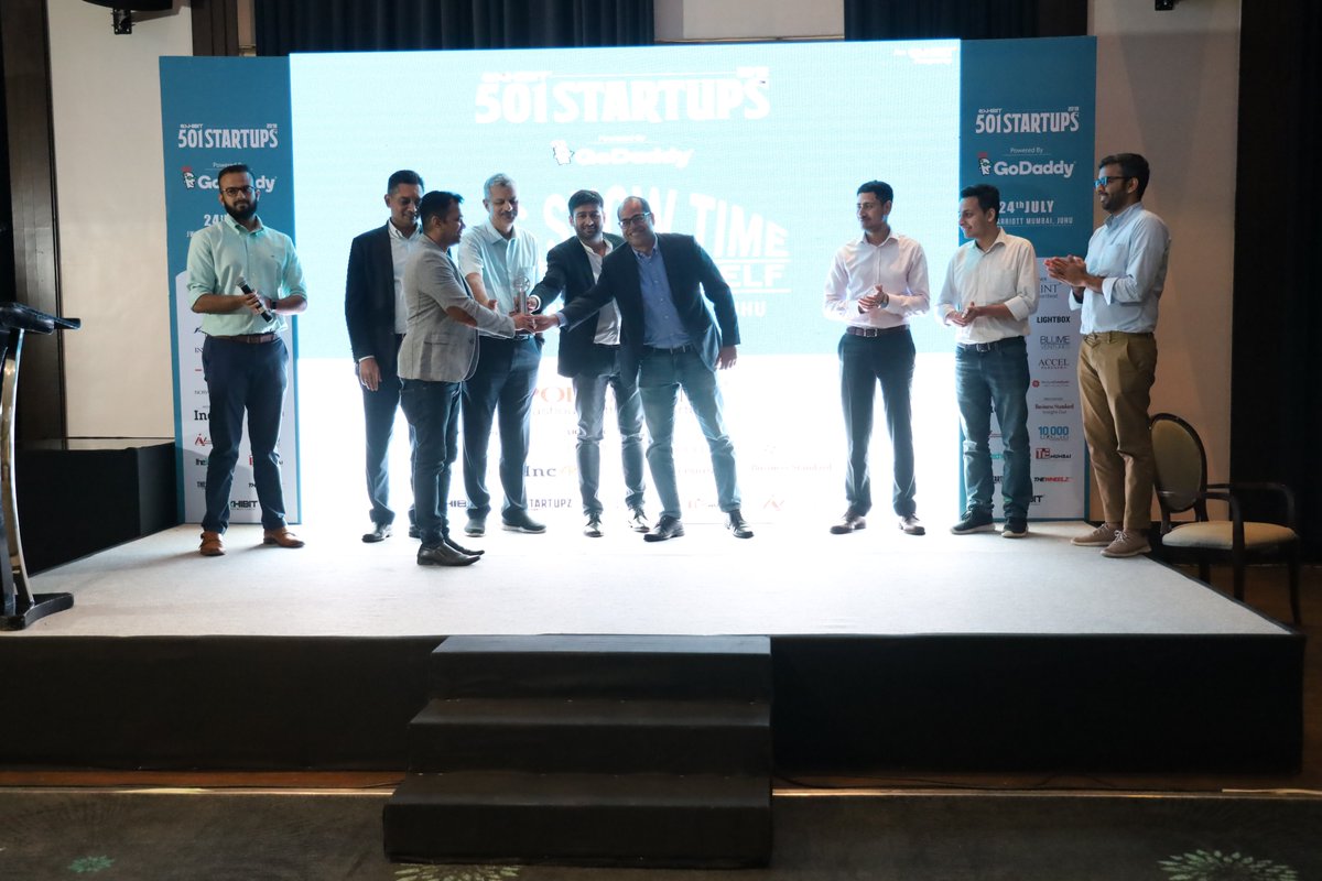 thestartupz's tweet photo. IT'S TIME FOR THE BIG ONE!
The winner for #501Startups is @broadcastwear for having the most innovative and feasible idea amongst all the other 20 pitches that took place today!
#501Startups #TheStartupz #Startup https://t.co/mbfidQIGWd