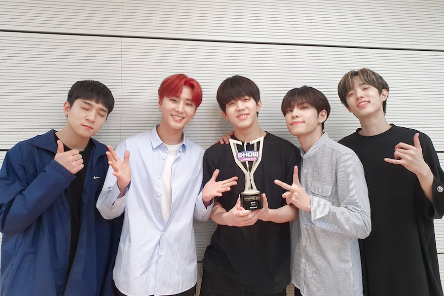soompi's tweet photo. WATCH: #DAY6 Takes 1st Ever Music Show Win With “Time Of Our Life” On “Show Champion” #DAY61stWin https://t.co/yyVQbzoe5b https://t.co/ZHIkxBhsNd