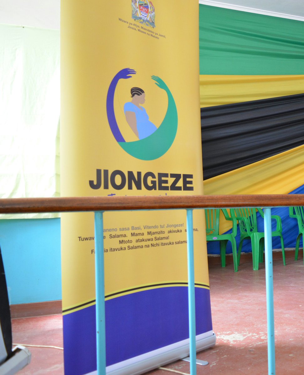 ArushaDistrict's tweet photo. Mkuu wa Wilaya ya Arumeru, Jerry Muro amezindua rasmi kampeni ya Kitaifa ya 'JIONGEZE TUWAVUSHE SALAMA' yenye lengo la kutokomeza vifo vya mama na mtoto, vinavyotokana na Uzazi, katika halmashauri ya Arusha. https://t.co/RtiiG3nKos