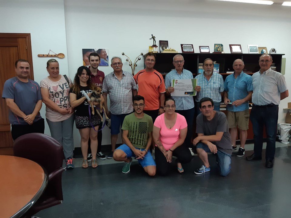 TierrasdeMedina's tweet photo. 📢👉La Comisión de #Fiestas de #SanAntonio 2019 de #VillanuevadeDuero ha hecho entrega de la recaudación obtenida durante las fiestas a las dos entidades elegidas, este año han sido #APARVAL y #DEFANIVA con un total de 446,70 € para cada una de ellas.
Gracias a ambas entidades https://t.co/fmG3DGgvY8