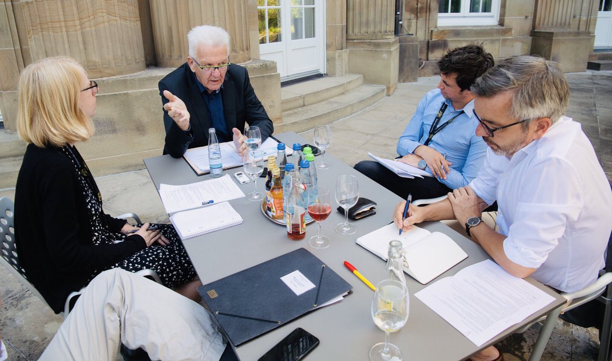 35 Grad und es geht noch heißer: Kurz vor seinem Urlaub wird  Winfried Kretschmann nochmal in die Zange genommen. Sommerinterview des <a href="/dpa/">dpa</a>_lsw mit dem Ministerpräsidenten auf der Terrasse des Staatsministeriums. #dpareporter @dpa <a href="/MOversohl/">Martin Oversohl</a> <a href="/BetGrac/">Bettina Grachtrup</a> @MarijanMurat