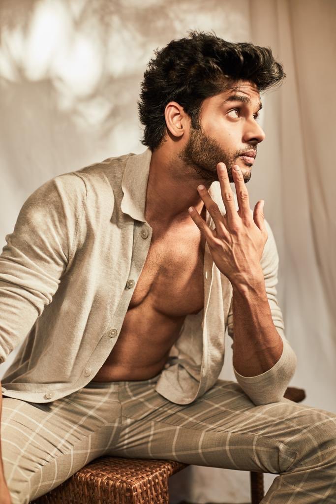 SonyPicsIndia's tweet photo. That’s how you set the screen on fire. Check out our charming lead actor @Abhimannyu_D! Are you excited for #Nikamma? @shirleysetia @sabbir24x7 #SabbirKhanFilms #NikammaFirstLook https://t.co/vuDGjlh1kc
