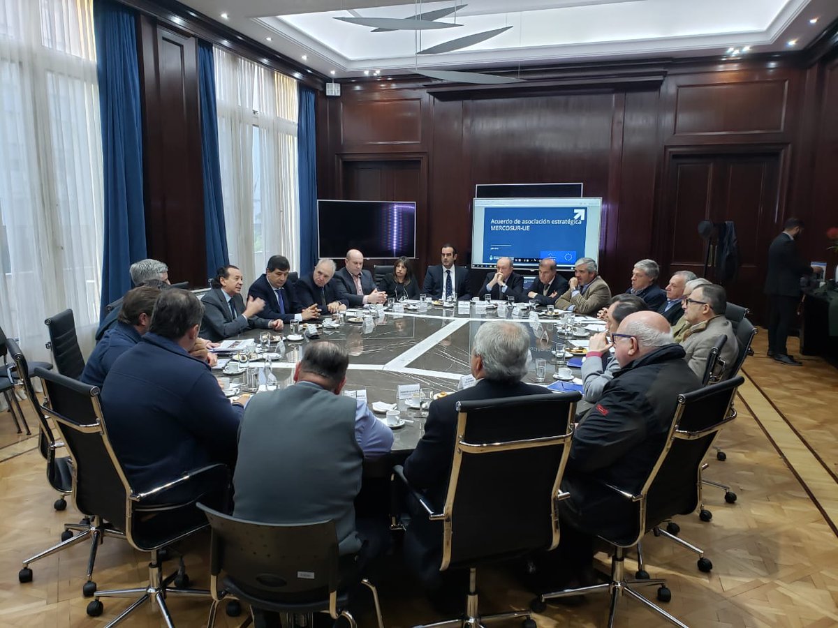 redcame's tweet photo. #AHORA El presidente de CAME, @gerardodbeltran, junto a los representantes de @CAMEecoregional, se reunen con el ministro de @PRODUCCION_ARG, @dante_sica, para dialogar sobre el acuerdo de asociación estratégica MERCOSUR-UE https://t.co/CHVE0p0xFi