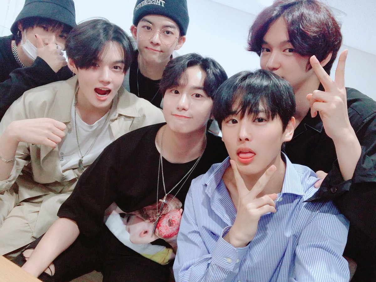 VICTON1109's tweet photo. [#빅톤] #VLIVE 를 통해
앨리스 여러분이 주신 사랑 덕분에💛
너무 너무 행복했다는 빅토니들🙌
빅톤이 언제나 앨리스의 곁에서
환한 빛이 될게요✨
앞으로도 자주 찾아올 빅토니들에게
많은 사랑과 응원 부탁드립니다💙
앨리스 여러분💛🗝💙
💙하늘만큼 땅만큼 사랑합니다💛

#VICTON https://t.co/qFJfTQmrti